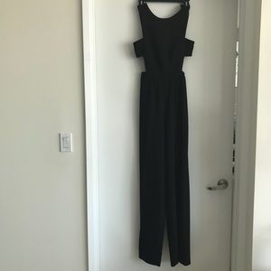 Chic jumpsuit with back cutout.